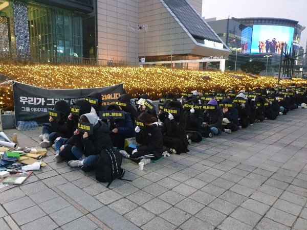Hàng chục fan hâm mộ đã kéo đến trụ sở của SM biểu tình gây áp lực đuổi Chen ra khỏi nhóm nhạc.