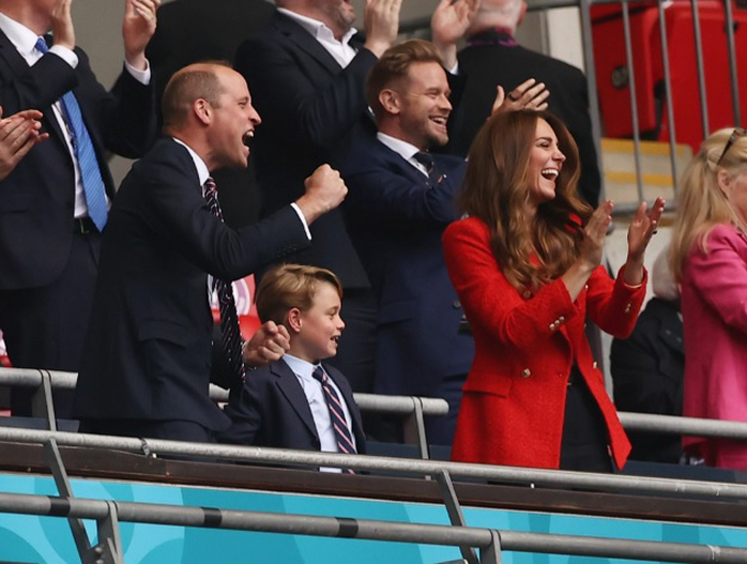Trước đó, khoảnh khắc Hoàng tử George đi xem trận chung kết Euro 2020 cũng thu hút sự chú ý của dư luận