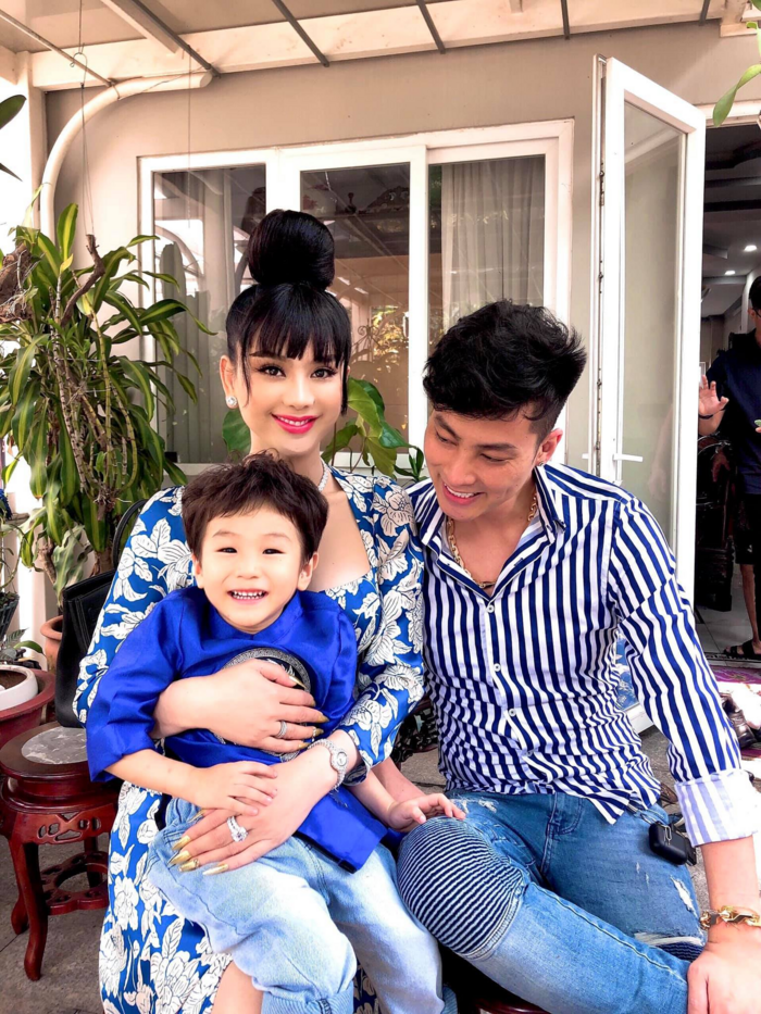 Gia đình hạnh phúc của Lâm Khánh Chi và ông xã
