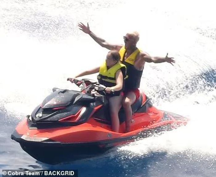 Mặc dù con gái mới 10 tuổi nhưng David Beckham đã để con gái tự do điều khiến mô tô nước theo ý của mình