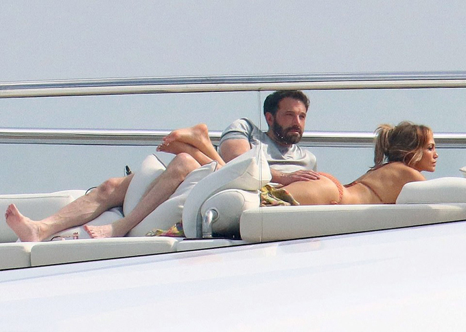Jennifer Lopez và Ben Afleck đã có kỳ nghỉ lãng mạn tại Pháp nhân dịp sinh nhật lần thứ 52 của nữ ca sĩ