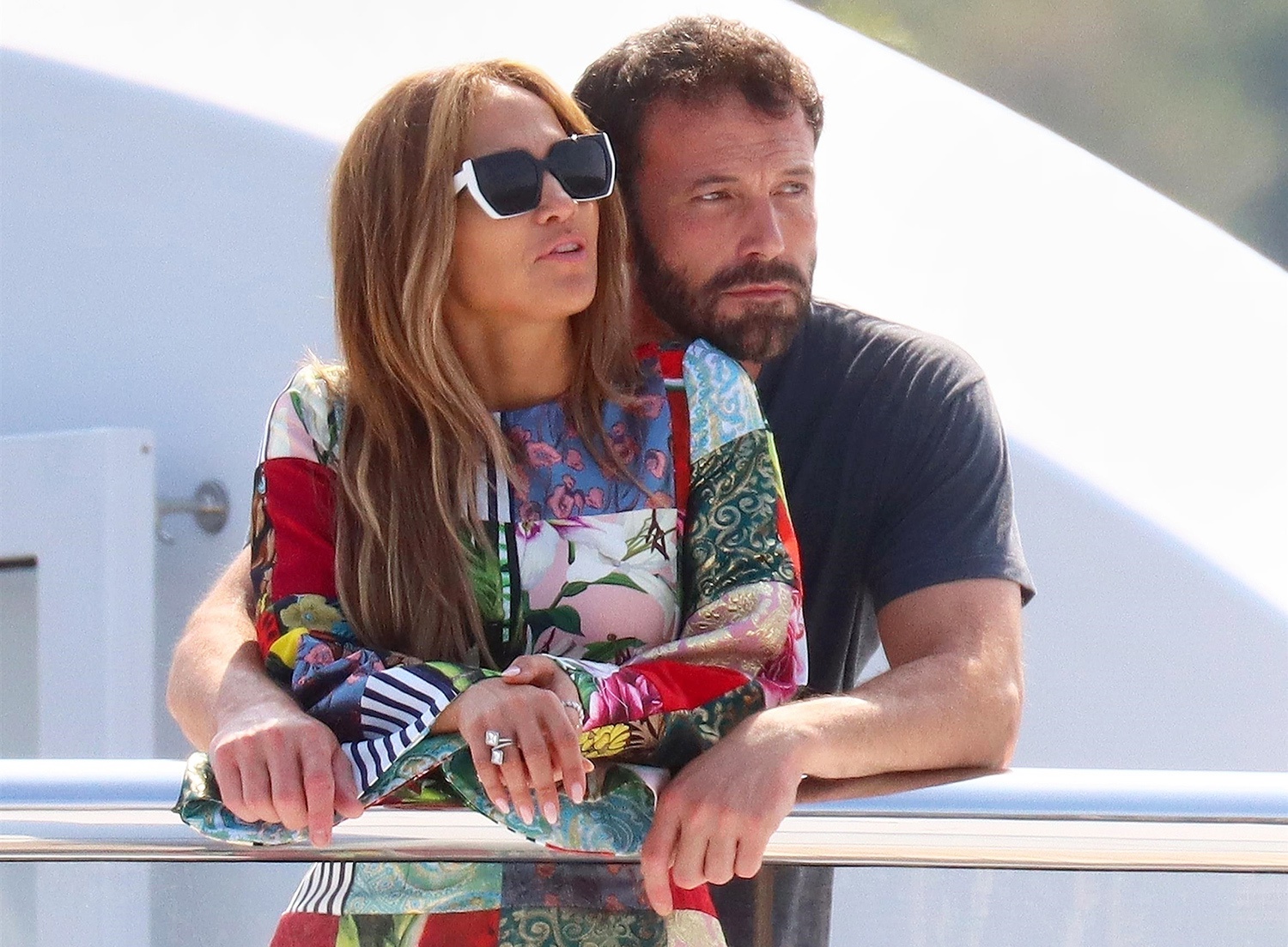 Jennifer Lopez và Ben Affleck bắt đầu hẹn hò vào tháng 5, chỉ nửa tháng sau khi nữ ca sĩ hủy hôn với Alex Rodriguez