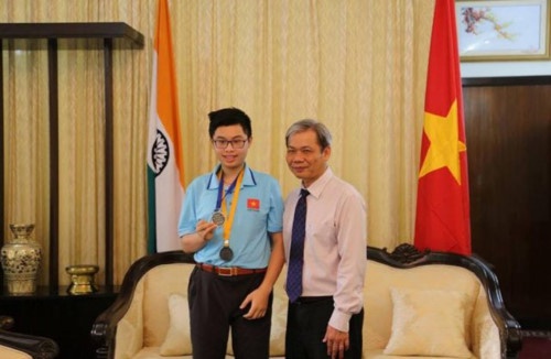 Trước khi đến với Olympic toán quốc tế, Đinh Vũ Tùng Lâm đã đạt huy chương bạc kỳ thi Olympic Toán học trẻ năm 2017, được tổ chức tại Ấn Độ