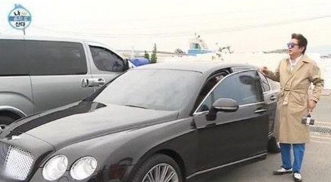 Kim Yong Gun bên chiếc siêu xe được con trai tặng vào năm 2015
