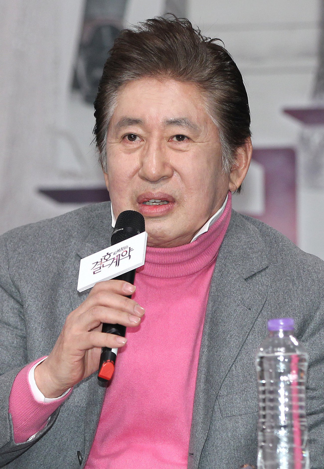 Ở tuổi 76, Kim Yong Gun vướng ồn ào khi ép người tình kém 39 tuổi phá thai