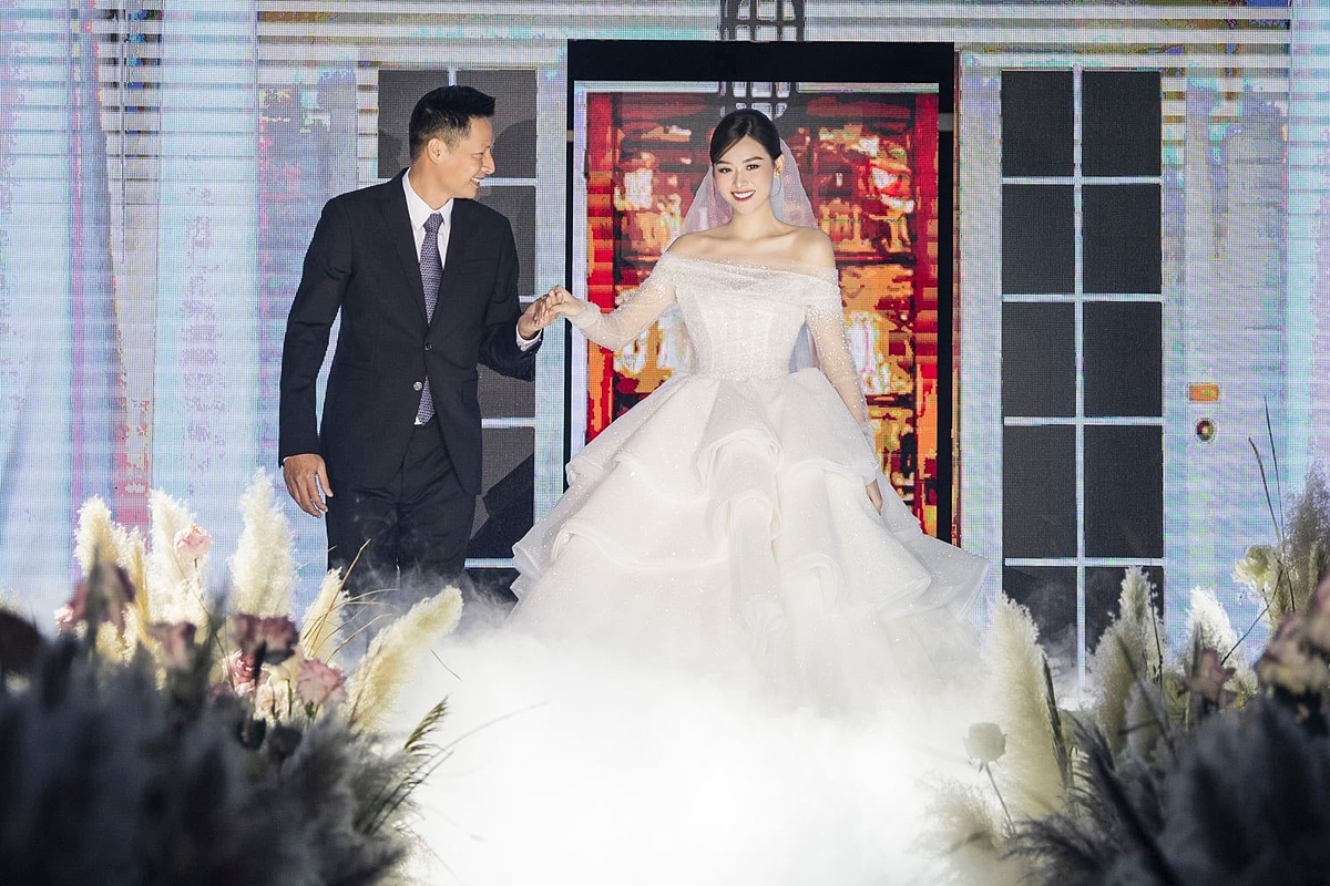Á hậu Tường San được bố dẫn vào lễ đường trong đám cưới cuối năm 2020