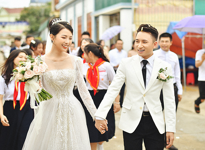 Cặp đôi rạng rỡ, nắm tay nhau trong đám cưới được tổ chức hoành tráng tại quê nhà chú rể