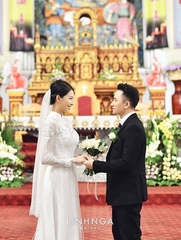 Phan Mạnh Quỳnh và Khánh Vy tại lễ hôn phối tại nhà thờ trước đó