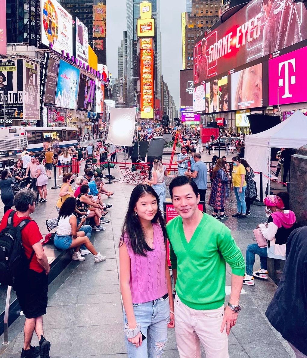 Trần Bảo Sơn và con gái đã có thời gian dạo chơi tại thành phố New York. Dù mới 14 tuổi nhưng cô bé đã cao bằng bố