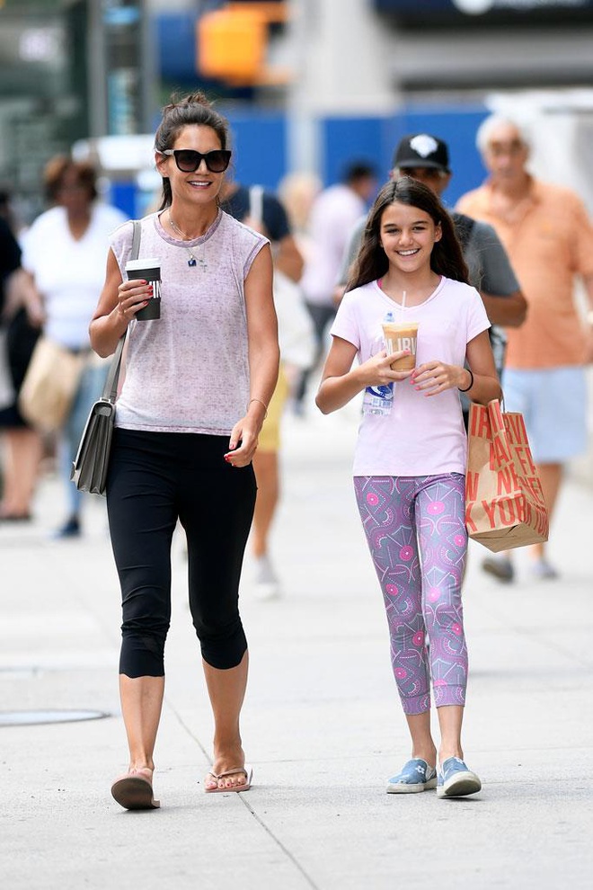 Katie Holmes bên con gái Suri.