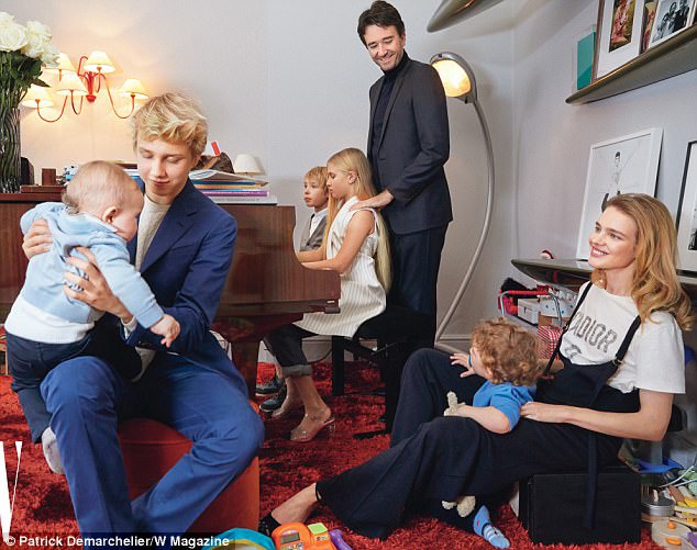 Natalia Vodianova hiện tại hạnh phúc bên chồng và 5 con.