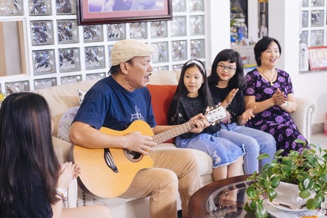 Nhạc sĩ Trần Tiến tận hưởng cuộc sống bình yên bên con cháu.