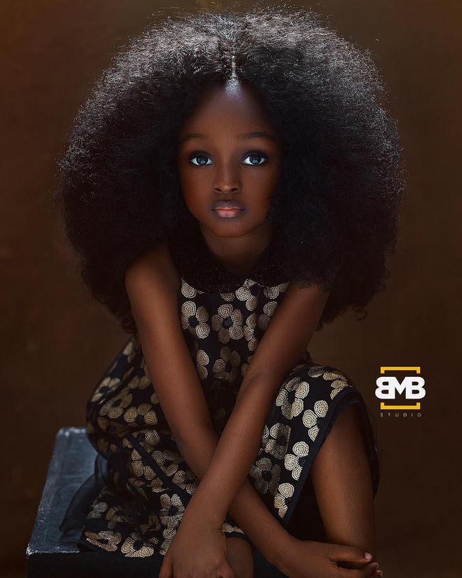 'Cô bé châu Phi đẹp nhất thế giới' thay đổi thế nào ở tuổi lên 7 - Ảnh 2