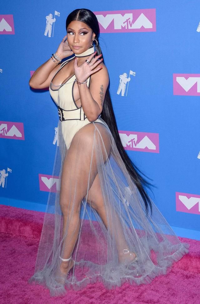 Thân hình gợi cảm, ngực nở, eo thon, mông đùi săn chắc của Nicki Minaj.