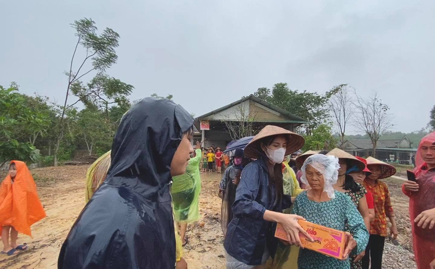 Thủy Tiên bất chấp gió mưa đến ủng hộ đồng bào miền Trung lũ lụt.