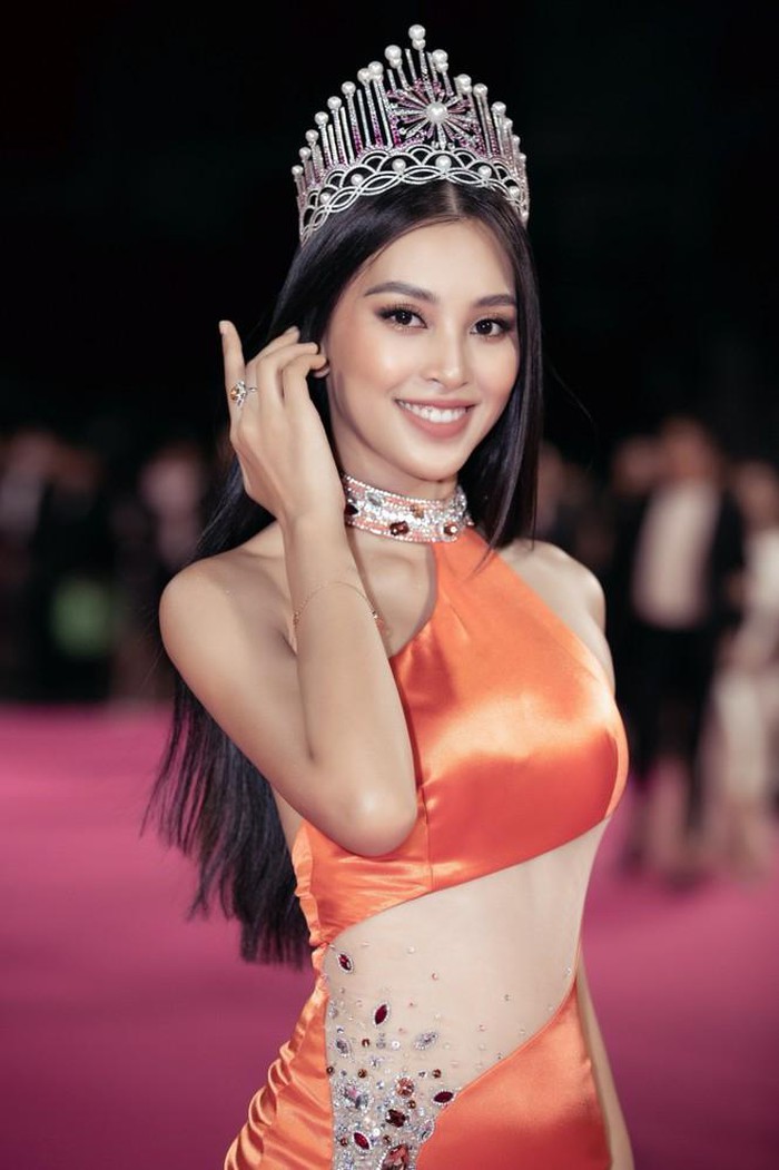 Loạt scandal học dốt, chửi tục của các Hoa hậu Việt Nam thời mới đăng quang - Ảnh 1
