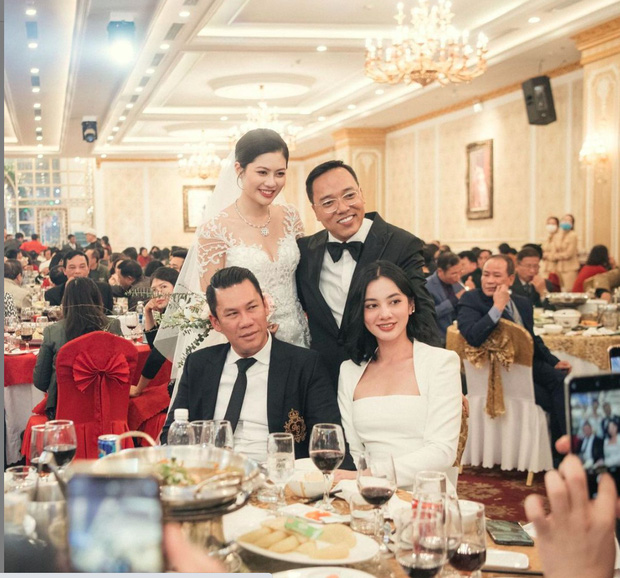 Chồng cũ Lệ Quyên khoe tình trẻ kém 27 tuổi ở đám cưới của nhà ngoại giao Nguyễn Hoàng Long và Hoa hậu Phụ nữ Việt Nam 2017 Vũ Hương Giang.