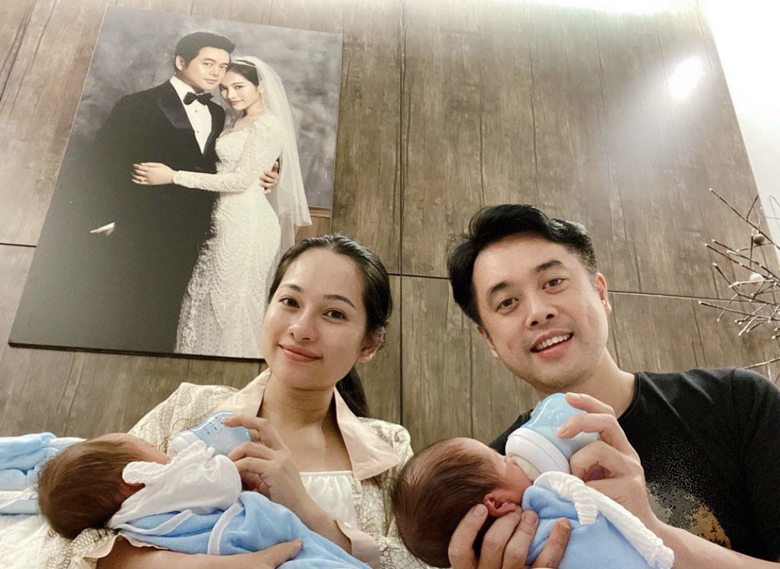 Vợ chồng Dương Khắc Linh bên hai con nhỏ.