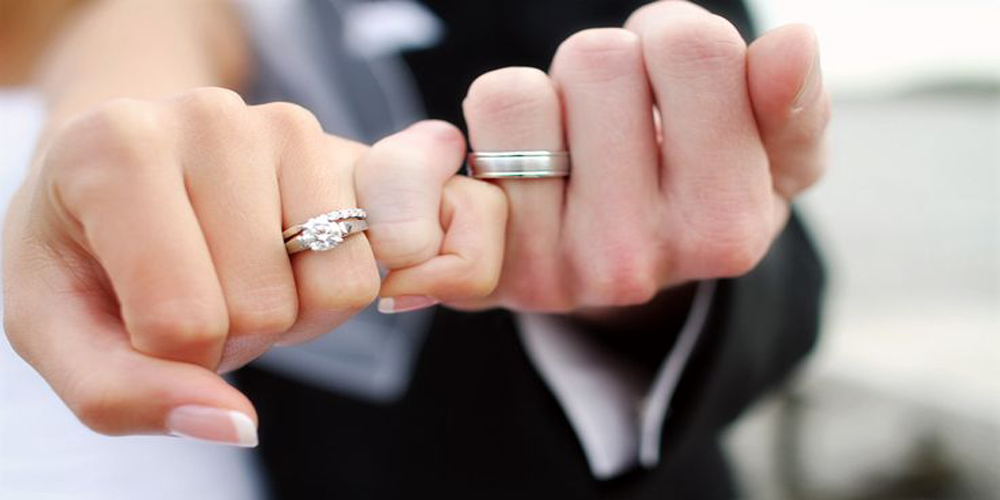 Cô dâu đeo nhẫn cưới tay trái hay tay phải? - Ảnh 1