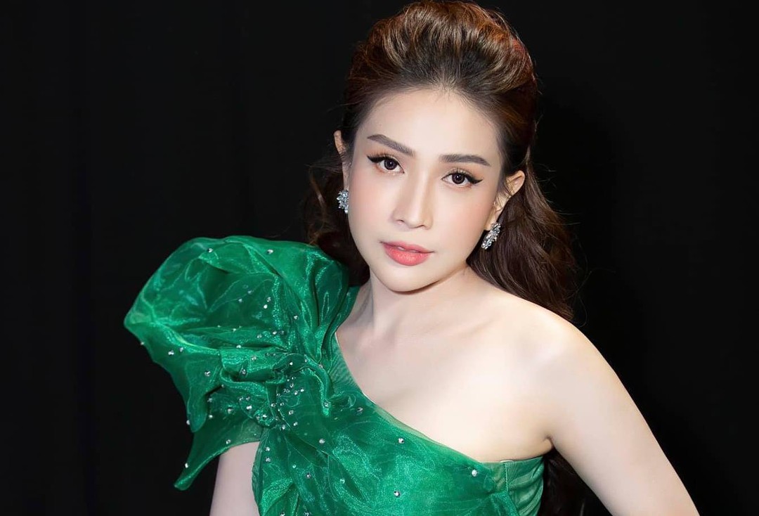 Bị Nhã Phương tố "tiền rải khắp nơi", Khả Như thực sự giàu cỡ nào?