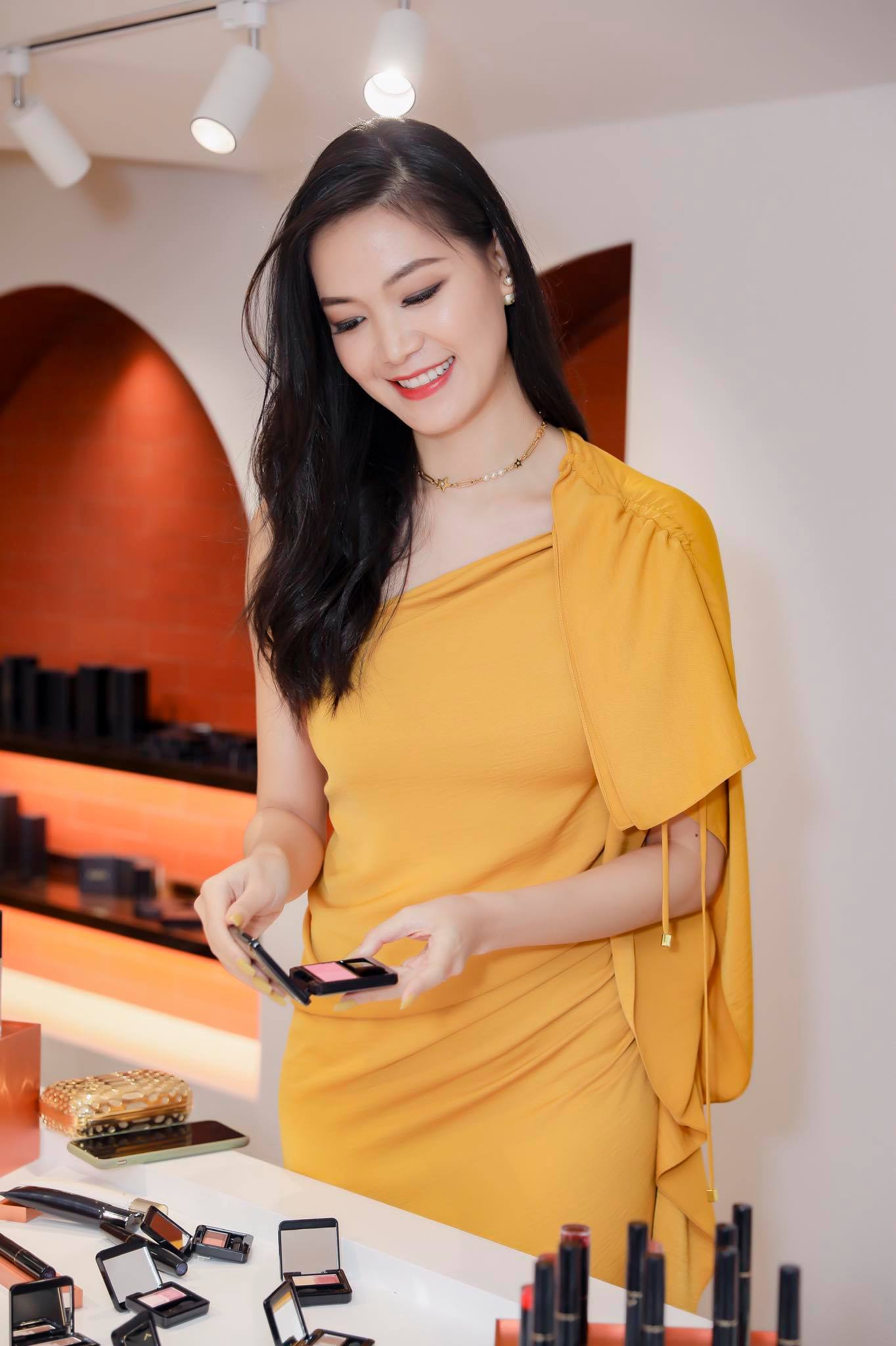 Cuộc sống của Hoa hậu Việt Nam duy nhất bỏ học cấp 3 hiện ra sao? - Ảnh 11