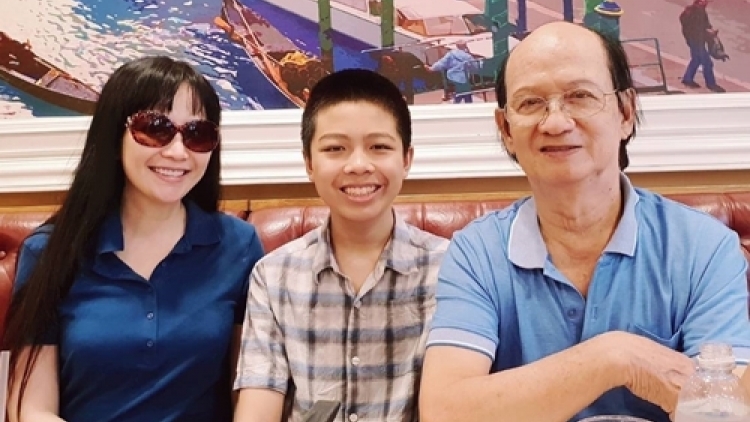 Hoa hậu Thiên Nga bên bố - Giáo sư, Tiến sĩ Nguyễn Hữu Phương và con trai Anthony.