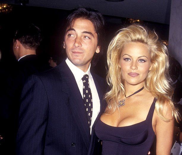 Pamela Anderson bên chồng cũ Tommy Lee.