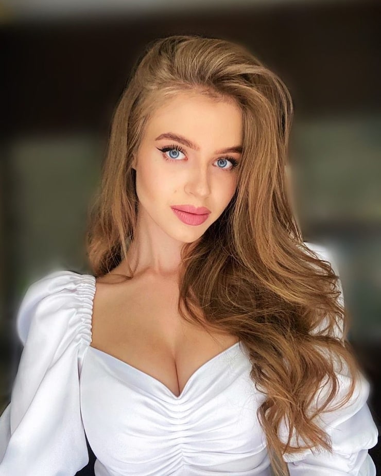 Nhan sắc 'búp bê Nga' đăng quang Hoa hậu Hoàn vũ 2020 - Ảnh 8