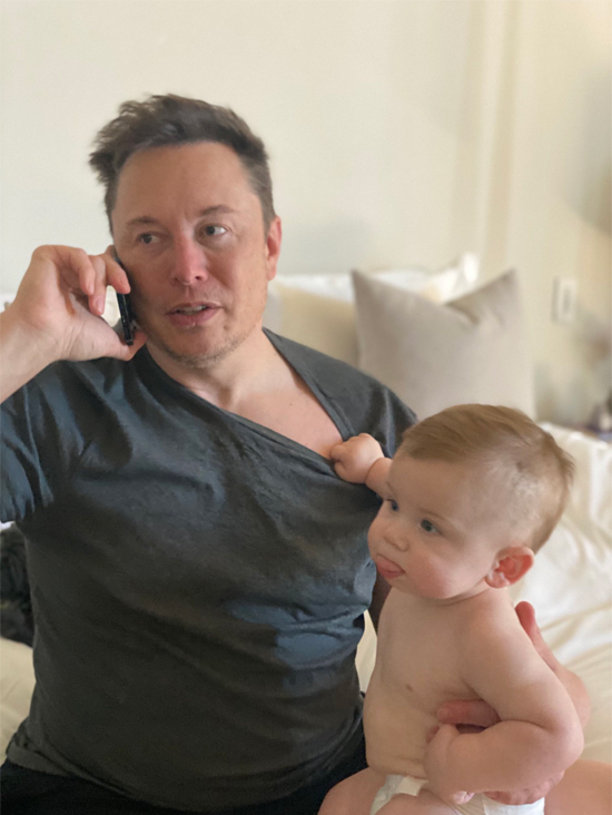 Lần hiếm hoi tỷ phú Elon Musk khoe ảnh chụp cùng bạn gái và con trai - Ảnh 2