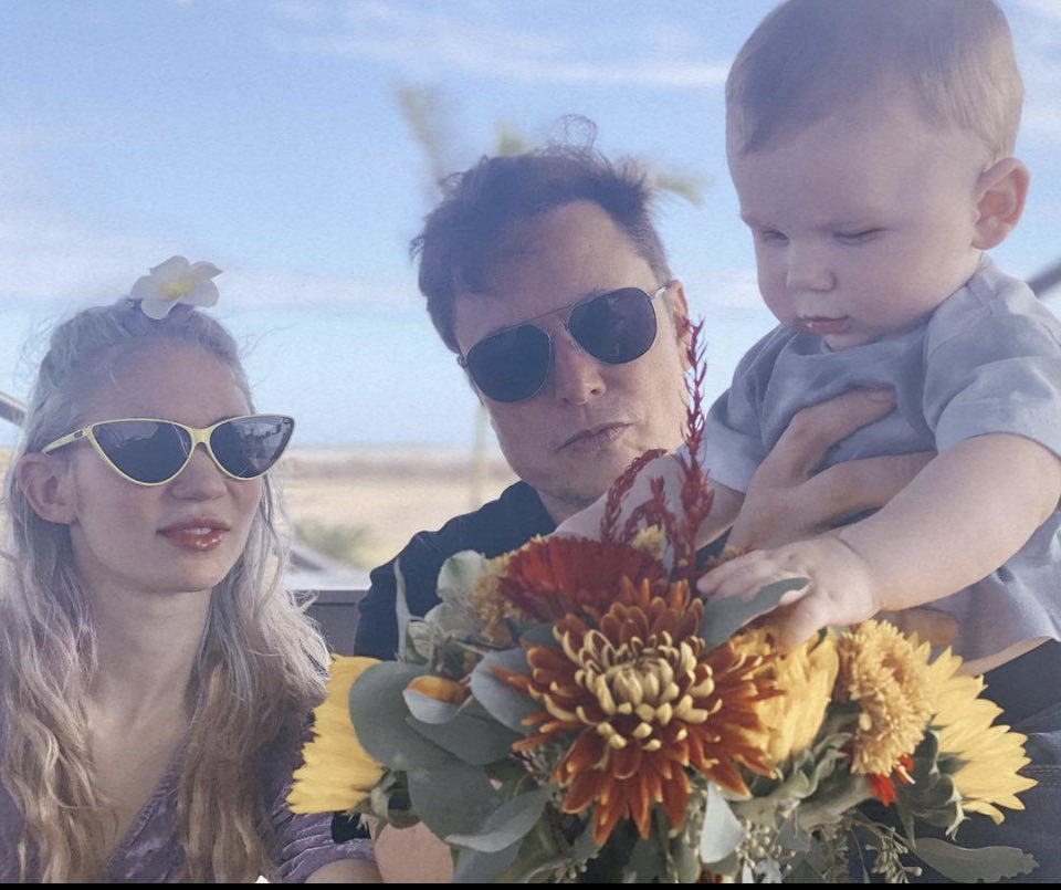 Elon Musk bên bạn gái và con trai.