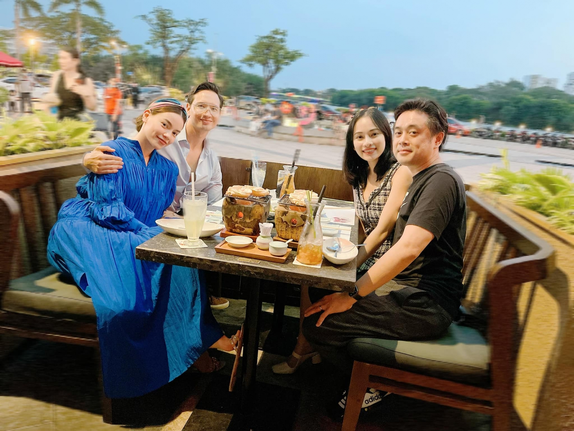 Vợ chồng Dương Khắc Linh - Lưu Sara đi ăn tối cùng Hà Hồ - Kim Lý. Cùng là bố mẹ của hai cặp sinh đôi, 4 nghệ sĩ thường xuyên tổ chức những buổi gặp mặt thân mật.
