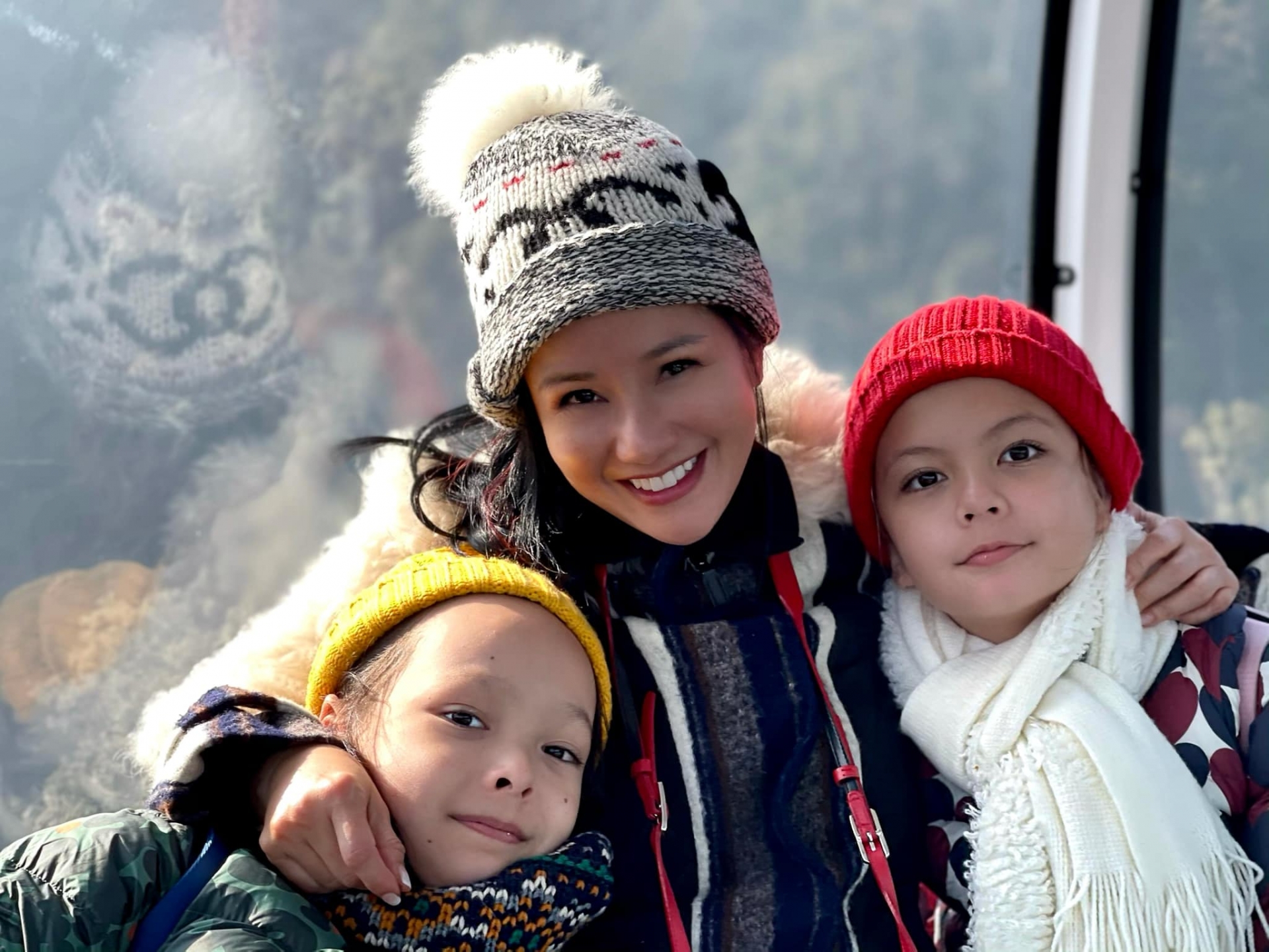 Diva Hồng Nhung hạnh phúc bên hai con và bạn trai ngoại quốc.