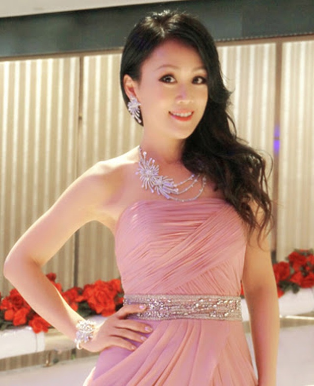 Nhan sắc trẻ đẹp của Lương Tiểu Băng ở tuổi 52.