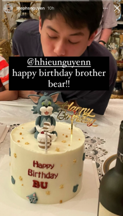 Chiếc bánh sinh nhật vô tình tiết lộ cậu có tên ở nhà là Bu.