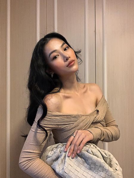 Hoa hậu Trái Đất Phương Khánh khoe vai trần, để lộ xương quai xanh quyến rũ.