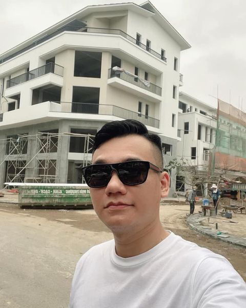 Khắc Việt chia sẻ hình ảnh selfie bên căn biệt thự khang trang đang được thi công. Anh viết: 'Chính thức chuẩn bị về quê ở'.
