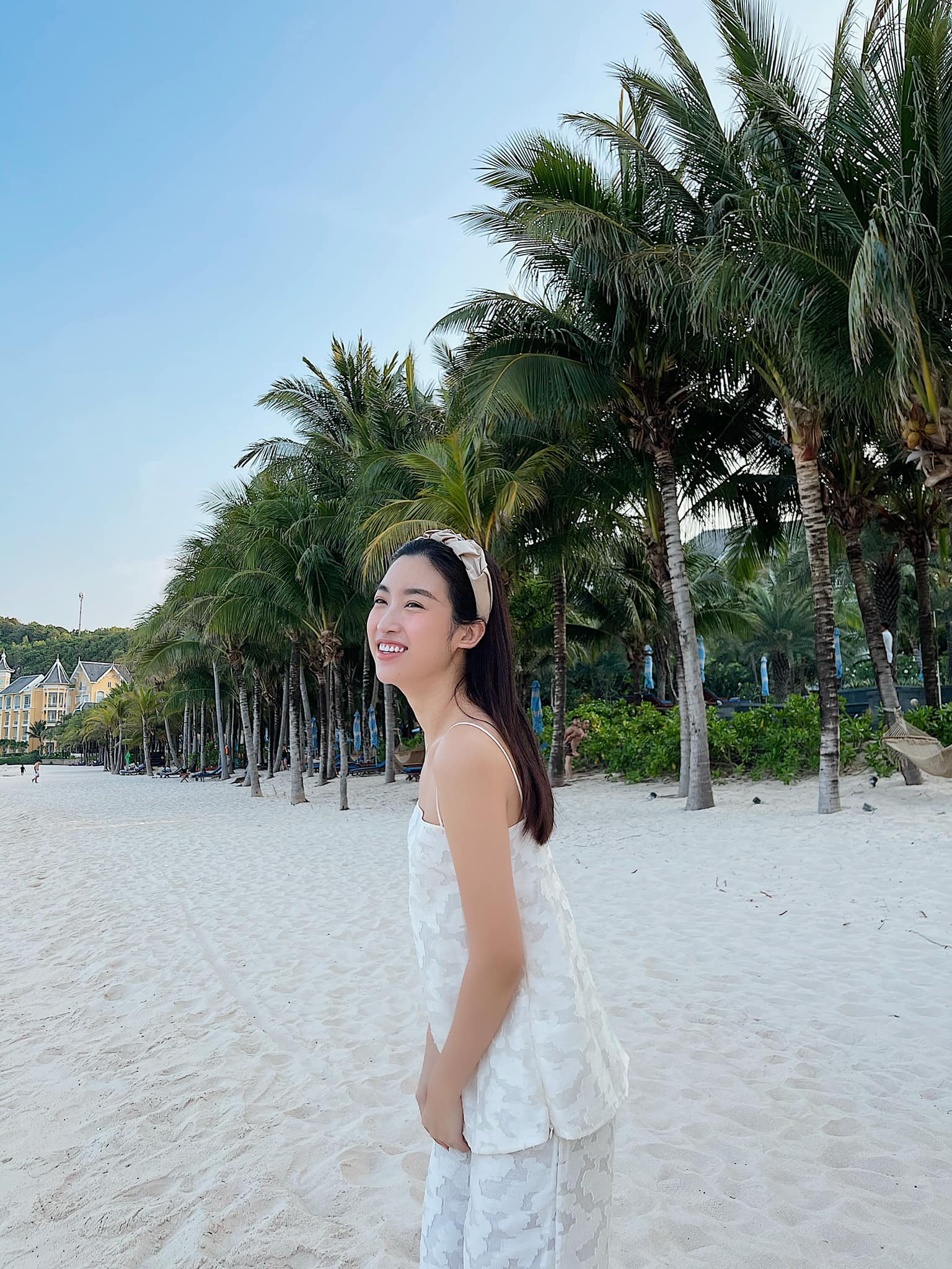 Hoa hậu Đỗ Mỹ Linh diện đồ thướt tha tạo dáng trên bãi biển. 'Diễn nét e thẹn nè', cô miêu tả.