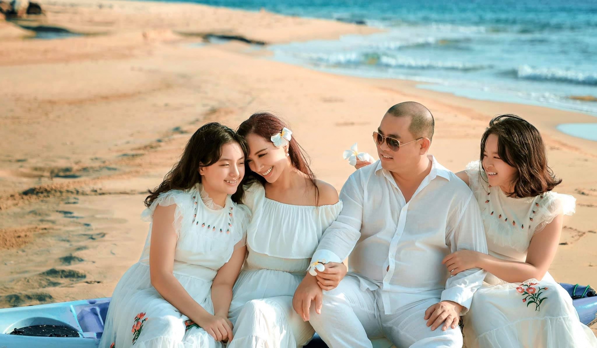 Diễn viên Thúy Hạnh khoe tổ ấm ngọt ngào bên ông xã Minh Khang và hai con gái. 'Đong đầy yêu thương', cô hạnh phúc viết.