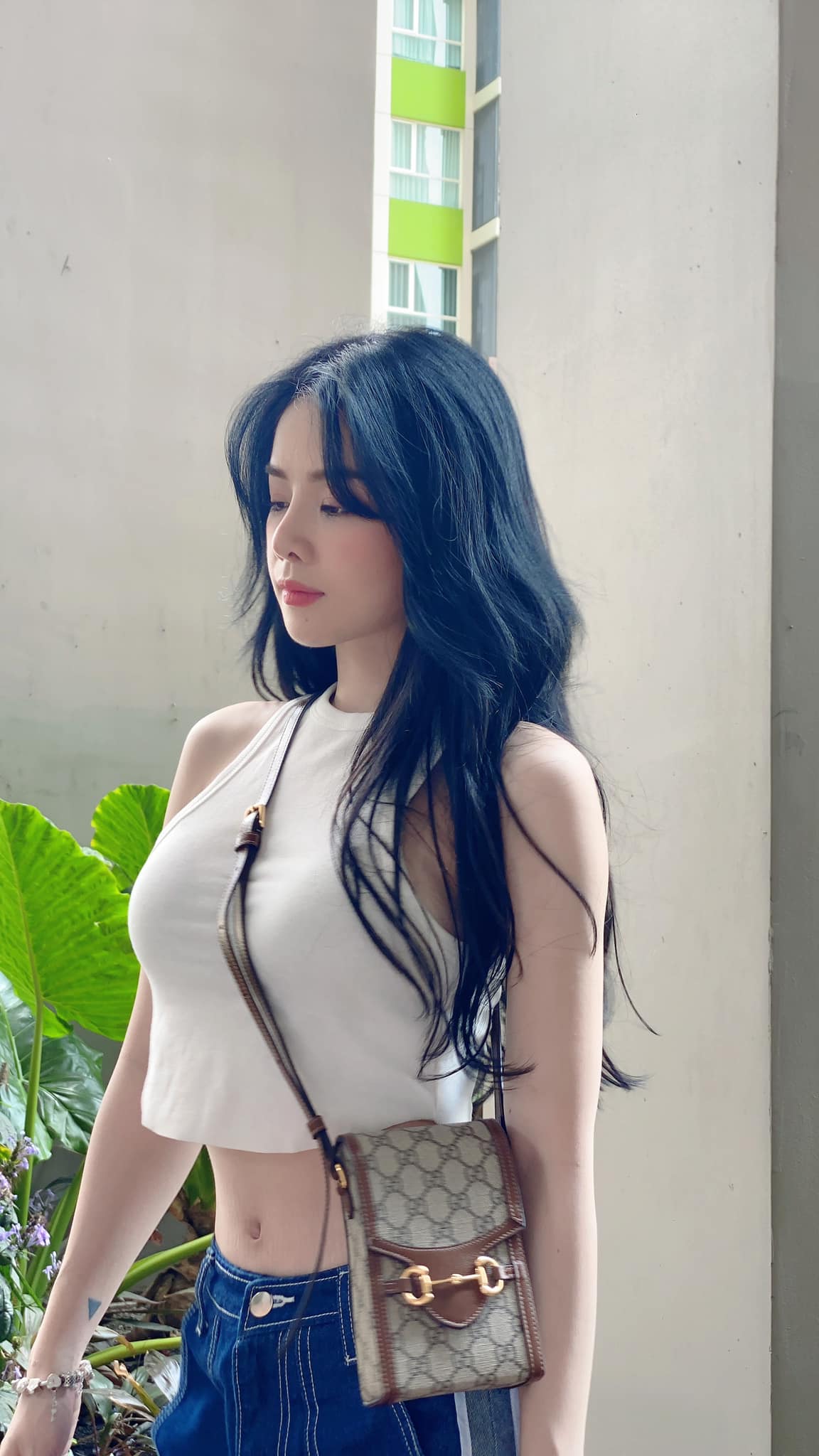 DJ Mie diện crop khoe eo thon, ngực đầy quyến rũ. Sau Rap Việt, cô nhận được sự quan tâm lớn từ công chúng.