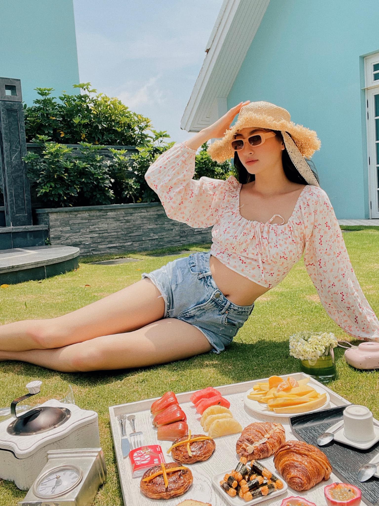 Hoa hậu Lương Thùy Linh diện crop-top, quần sooc năng động trong bữa tiệc picnic sân vườn.