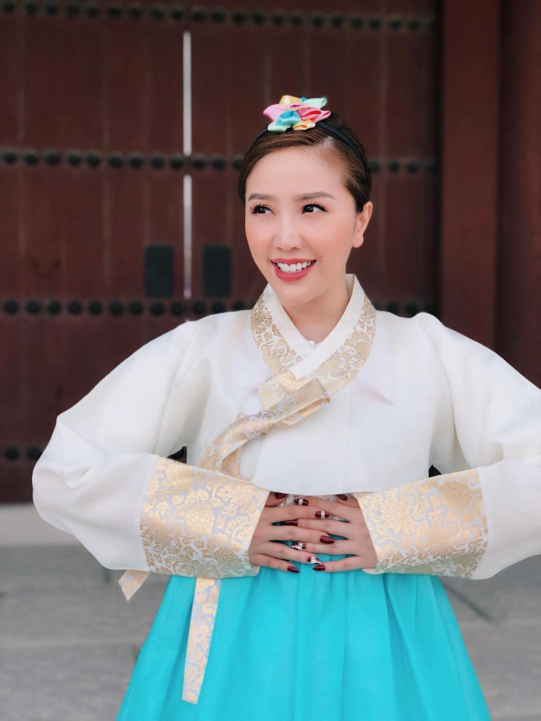 Bảo Thy hóa quý cô Hàn Quốc trong bộ hanbok sang trọng.