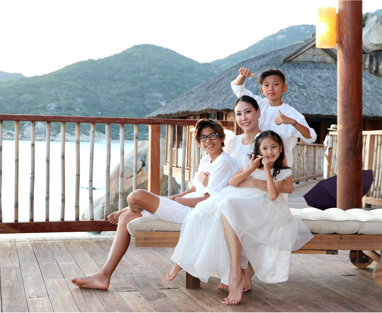 Hoa hậu Hà Kiều Anh tận hưởng chuyến du lịch Nha Trang bên các con. Cô vui vẻ: 'Cả gia đình đã có những ngày nghỉ tuyệt vời. Đầu óc thư thái tận hưởng không khí trong lành quên đi ồn ào nơi phố thị, ở đây chỉ còn ta với trời mây và nước biển xanh ngắt'.
