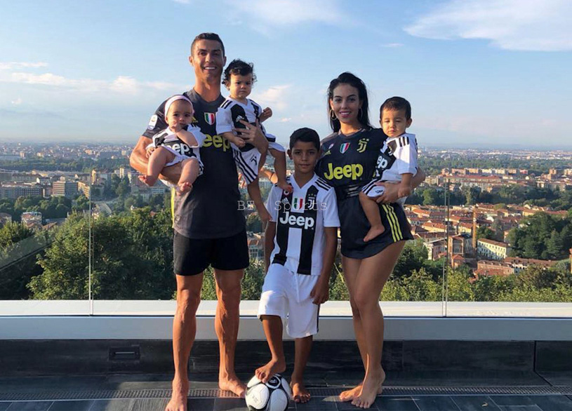 Ronaldo hạnh phúc bên bạn gái và các con.