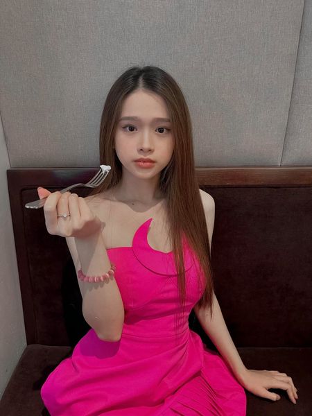 Linh Ka ngây thơ, dịu dàng với đầm hồng. Hot girl 19 tuổi chú thích: 'Mlem Mlem'.