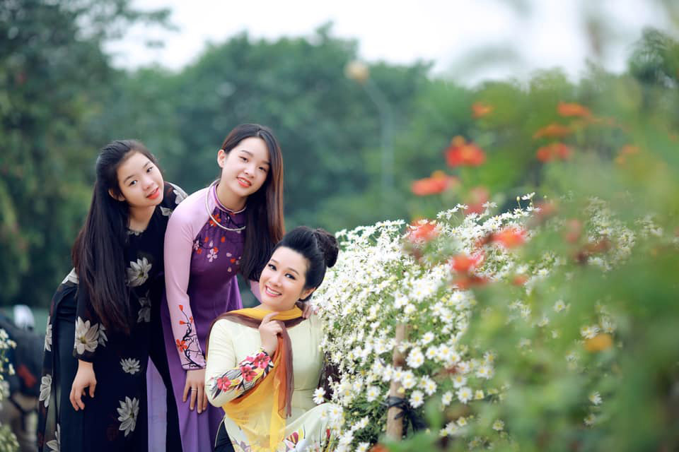 Thanh Thanh Hiền bên hai con gái.