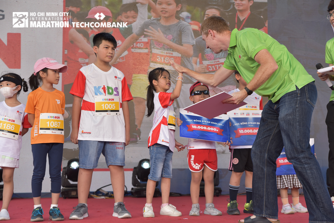 Khoảnh khắc hơn 500 VĐV nhí cùng tranh tài trong giải marathon lớn nhất Việt Nam - Ảnh 10