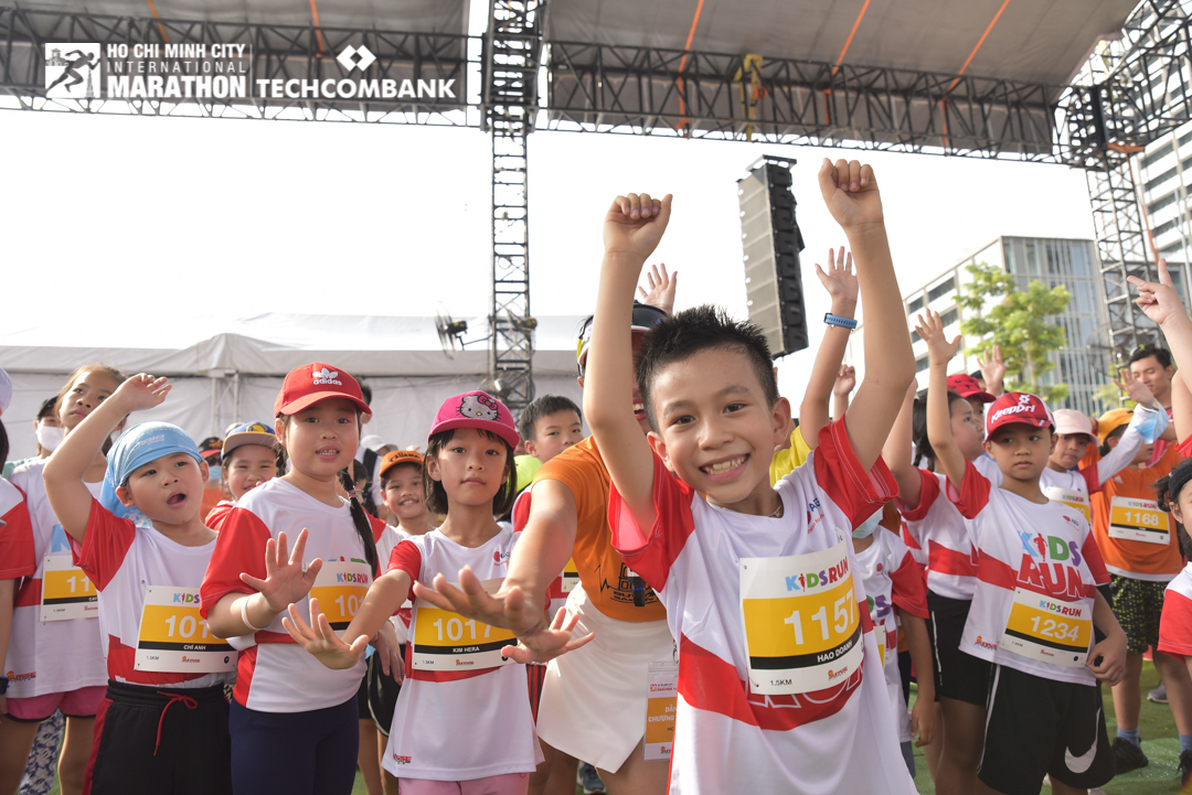 Khoảnh khắc hơn 500 VĐV nhí cùng tranh tài trong giải marathon lớn nhất Việt Nam - Ảnh 3