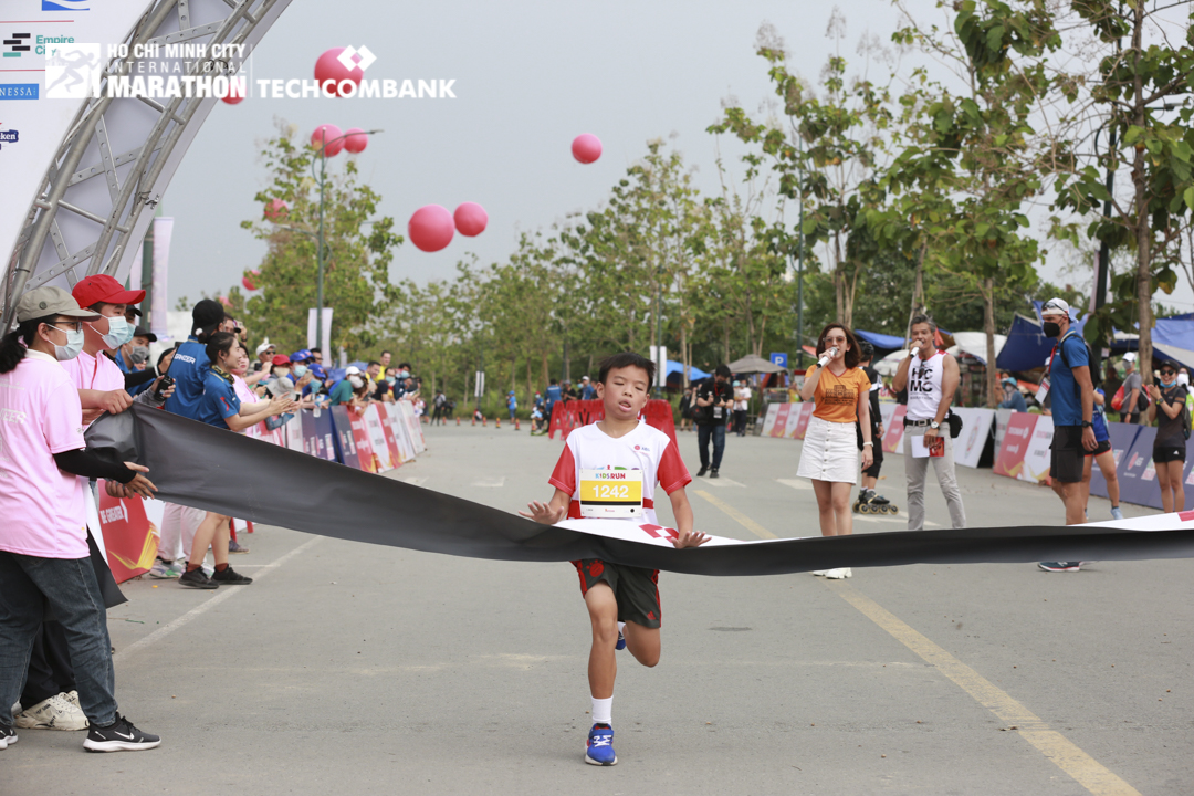 Khoảnh khắc hơn 500 VĐV nhí cùng tranh tài trong giải marathon lớn nhất Việt Nam - Ảnh 6