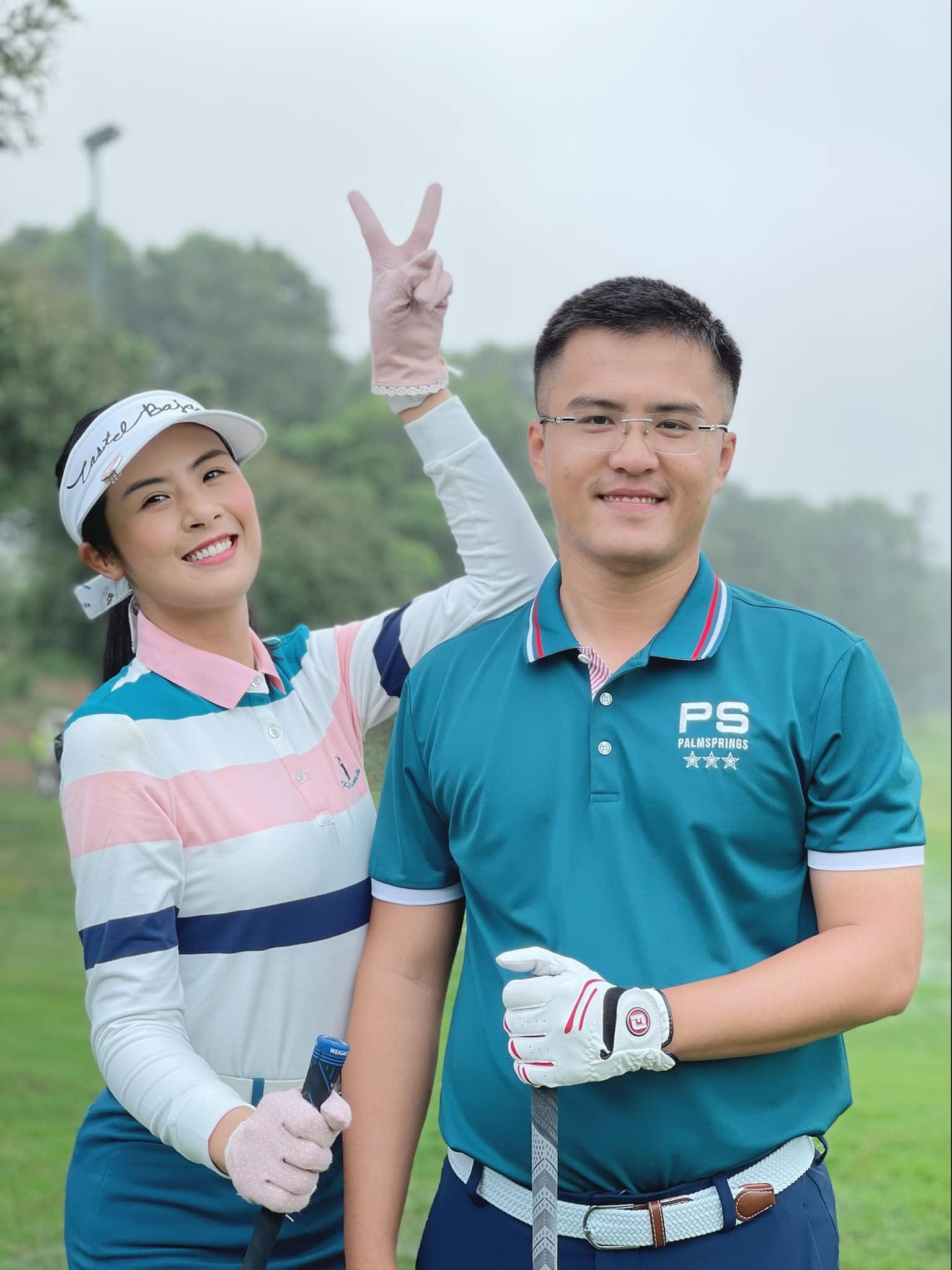 Hoa hậu Ngọc Hân đăng tải loạt ảnh đi đánh golf tình tứ bên chồng sắp cưới. Cả hai đã gắn bó gần 10 năm và dự định tổ chức hôn lễ trong thời gian tới.