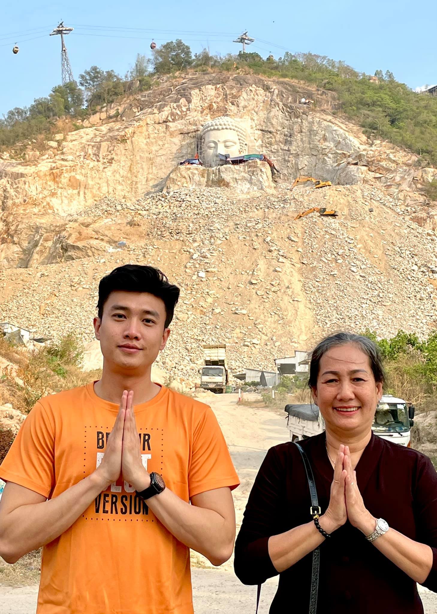 Quốc Trường cùng mẹ đi Châu Đốc viếng thăm công trình tượng Phật Thích Ca cao 81m.